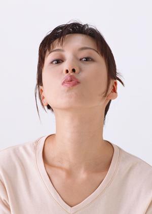 目の下のふくらみを改善する方法｜成城学園周辺の美容皮膚科・美容外科クリニックでの施術予約を検討する